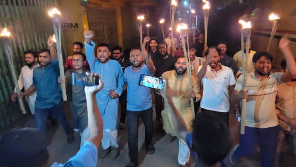 নুরের ওপর হামলার প্রতিবাদে বিভিন্ন জেলায় বিক্ষোভ, জাপা কার্যালয়ে ভাঙচুর, আগুন