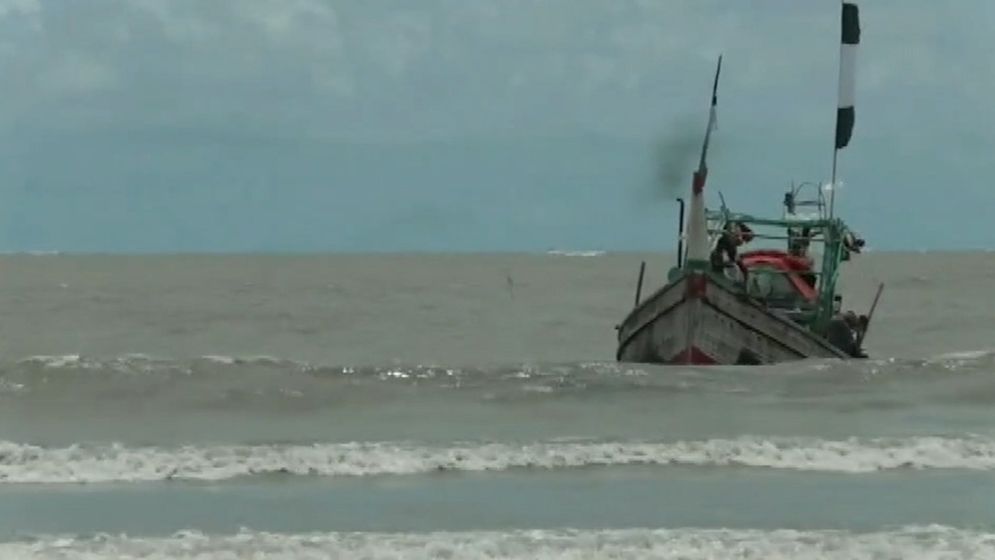 বঙ্গোপসাগরে ট্রলার ডুবির দুদিন পর ১৪ জেলে উদ্ধার, নিখোঁজ ৬
