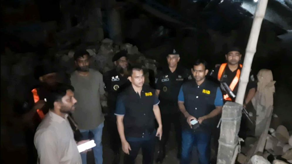জামায়াত নেতার গদি থেকে বিপুল সাদা পাথর উদ্ধার