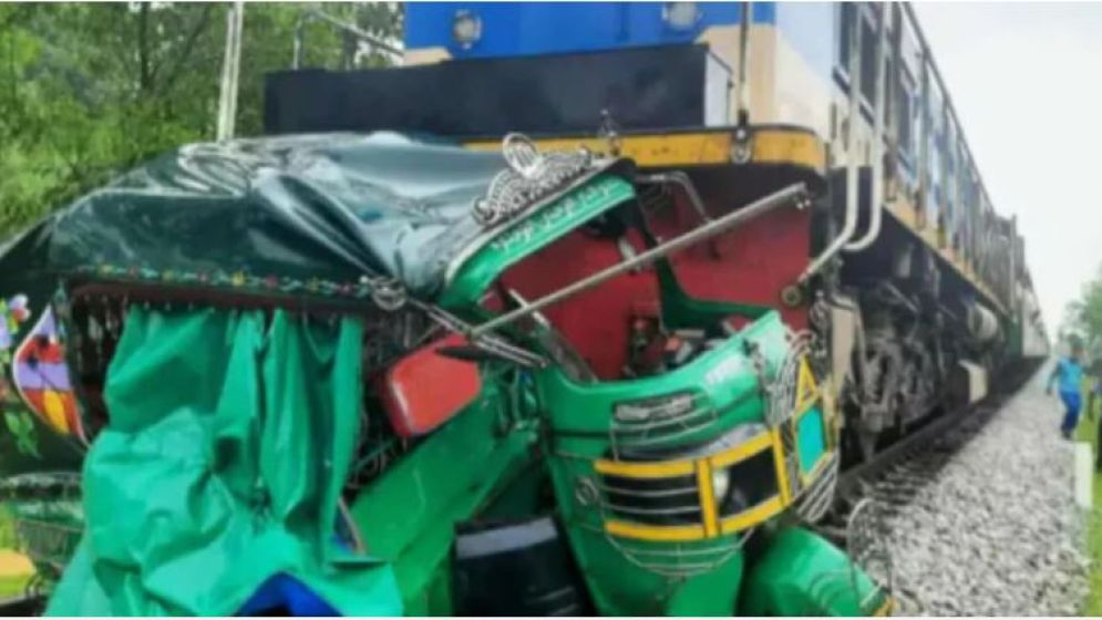 কক্সবাজারে ট্রেনের ধাক্কায় সিএনজি চালকসহ নিহত ৪