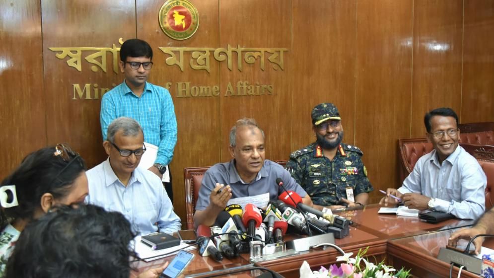 আইনশৃঙ্খলা বাহিনীর হারানো বা লুট অস্ত্রের সন্ধানে পুরস্কার ঘোষণা: স্বরাষ্ট্র উপদেষ্টা