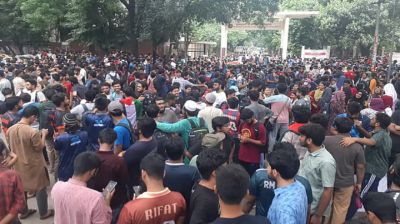 আজও প্রকৌশলের শিক্ষার্থীদের অবরোধে শাহবাগ