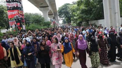 শেরেবাংলা কৃষি বিশ্ববিদ্যালয়ের শিক্ষার্থীদের আগারগাঁওয়ে সড়ক অবরোধ