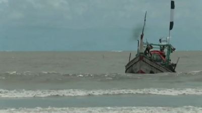 বঙ্গোপসাগরে ট্রলার ডুবির দুদিন পর ১৪ জেলে উদ্ধার, নিখোঁজ ৬