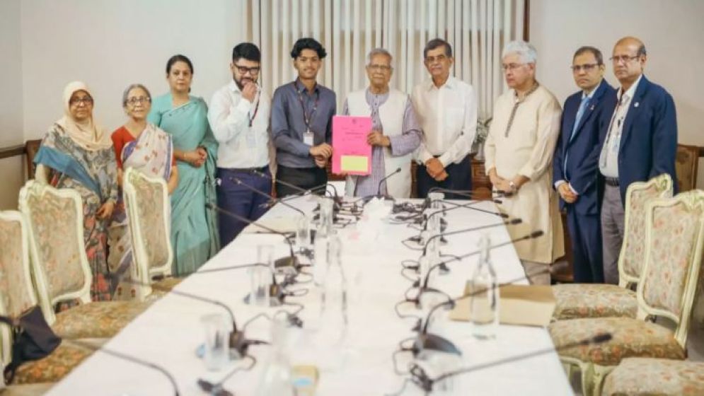 সাগর-রুনির সন্তান মেঘের হাতে পূর্বাচলের প্লটের দলিল হস্তান্তর করলেন প্রধান উপদেষ্টা