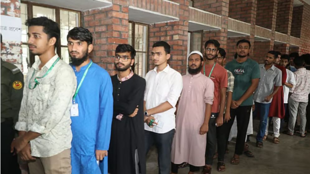 ৩৩ বছর পর ভোট চলছে জাকসুতে