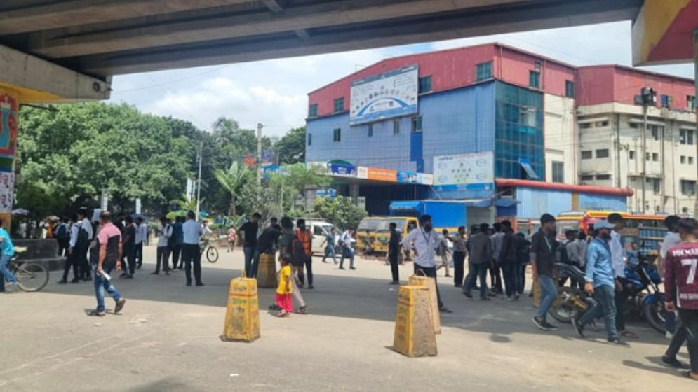 রাজধানীর সাতরাস্তা মোড়ে ঢাকা পলিটেকনিক ইনস্টিটিউটের শিক্ষার্থীদের সড়ক অবরোধ