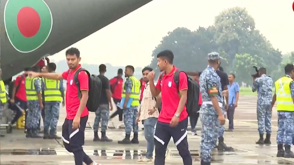 বিশেষ বিমানে দেশে ফিরল ফুটবল দল