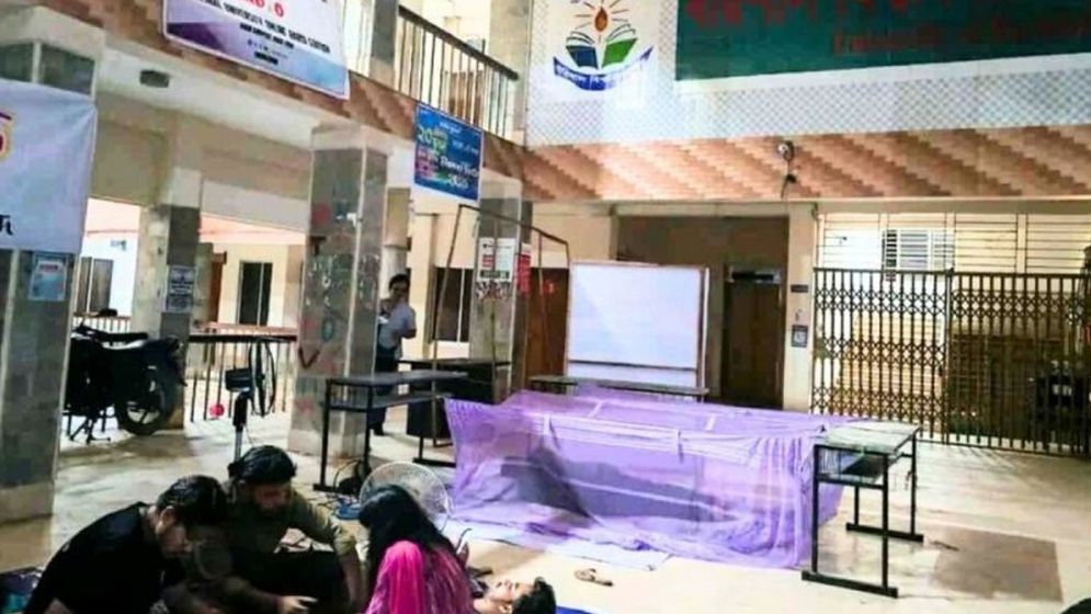 অনশন না ভাঙায় মশারি টানিয়ে শিক্ষার্থীদের পাশে উপাচার্যের রাত্রিযাপন