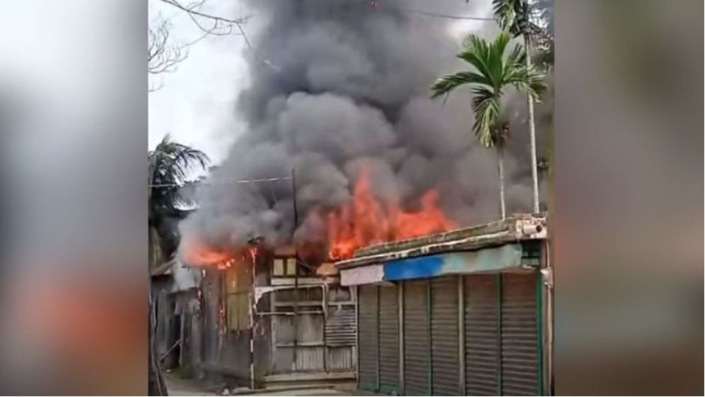 কুমিল্লায় ধর্ম অবমাননার অভিযোগে মাইকে ঘোষণা দিয়ে ৪ মাজারে হামলা-ভাঙচুর, আগুন