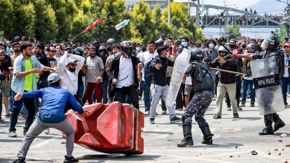 নেপালে ছাত্র-জনতার বিক্ষোভে পুলিশের নির্বিচার গুলিতে নিহত ১৪