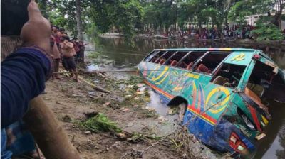 বাস খালে, প্রাণ গেল ৫ জনের