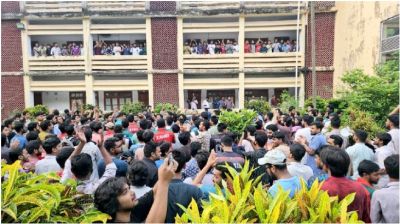পোষ্য কোটা পুনর্বহাল নিয়ে শিক্ষক-শিক্ষার্থীদের হাতাহাতি, উপ-উপাচার্য ও প্রক্টর অবরুদ্ধ