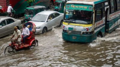 রাজধানীতে ১২ ঘণ্টায় ১০৭ মি.মি. বৃষ্টি, জলাবদ্ধতায় চরম ভোগান্তি