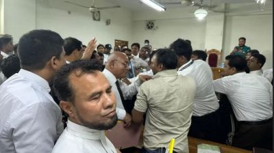 ম্যাজিস্ট্রেটের উপস্থিতিতে আদালতের ভেতরে সাংবাদিককে মারধর