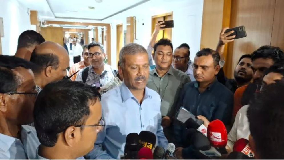 নির্বাচন পেছানোর কোনো সুযোগ নেই: আইন উপদেষ্টা