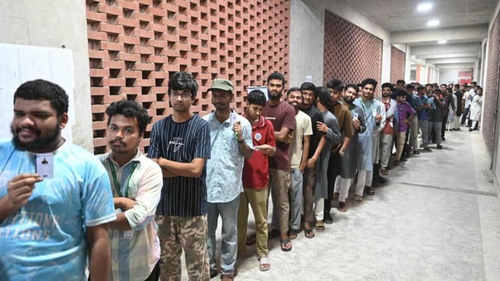 বিশৃঙ্খলা-অনিয়ম ও বর্জনসহ নানা ঘটনার মধ্য দিয়ে শেষ হলো জাকসু নির্বাচন