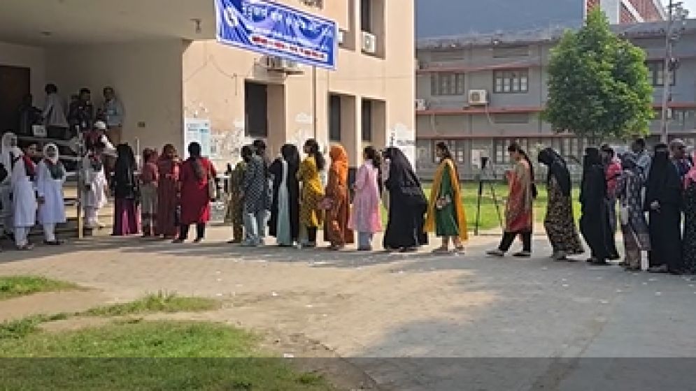 রাকসু ভোটে ‘অস্ত্র বিলি’র অভিযোগে উত্তেজনা