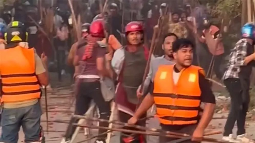 দুই গ্রুপের সংঘর্ষে ব্রাহ্মণবাড়িয়ায় নিহত ১, আহত ৫০, কয়েকটি বাড়িতে আগুন