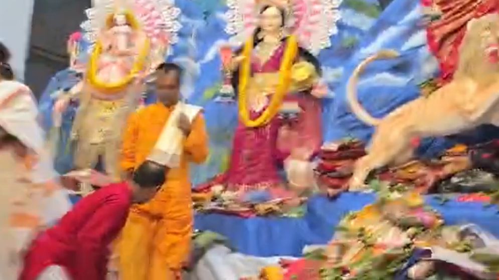 আজ দশমী, মণ্ডপে মণ্ডপে বিদায়ের সুর