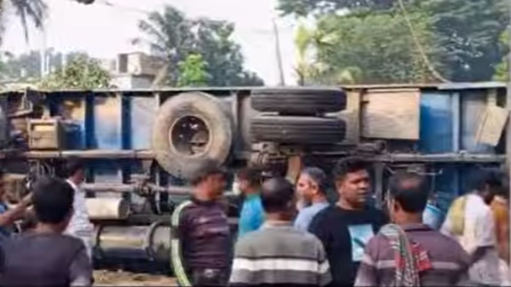 পাবনায় সড়ক দুর্ঘটনায় দুই শিক্ষার্থীসহ প্রাণ গেল তিনজনের, আহত দুই জন