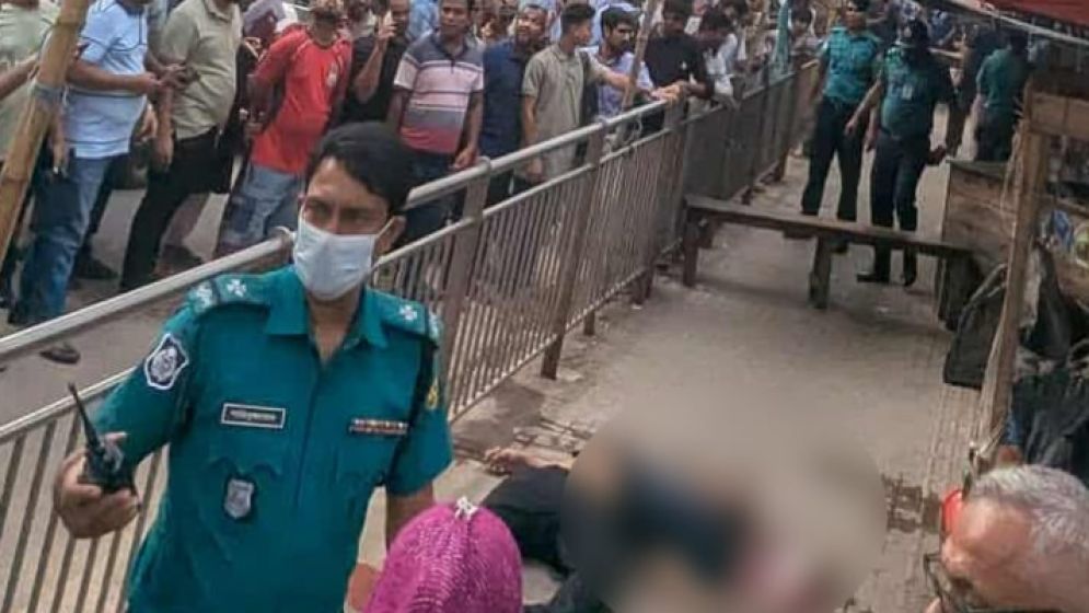 বিয়ারিং প্যাড খুলে নিচে পড়ে পথচারী নিহত, বন্ধ মেট্রোরেল
