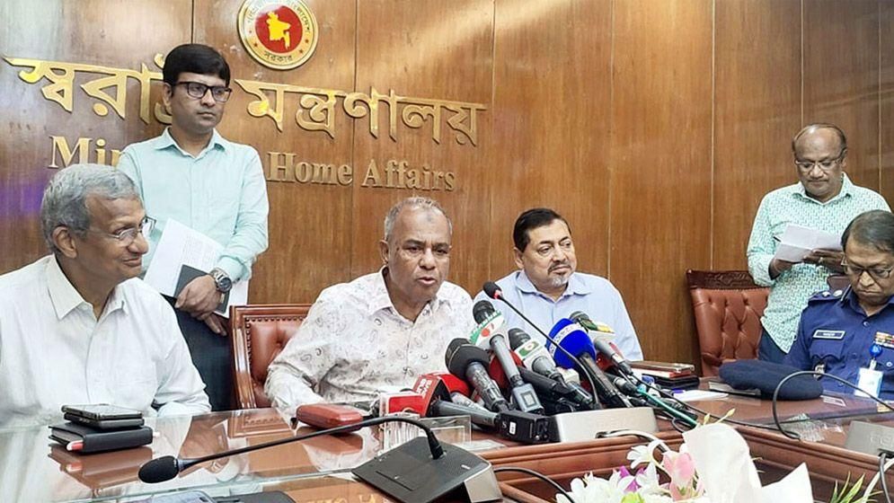 পূজামণ্ডপে অসুরের মুখে দাড়ি লাগানোয় দায়ীদের শনাক্ত করা হচ্ছে: স্বরাষ্ট্র উপদেষ্টা