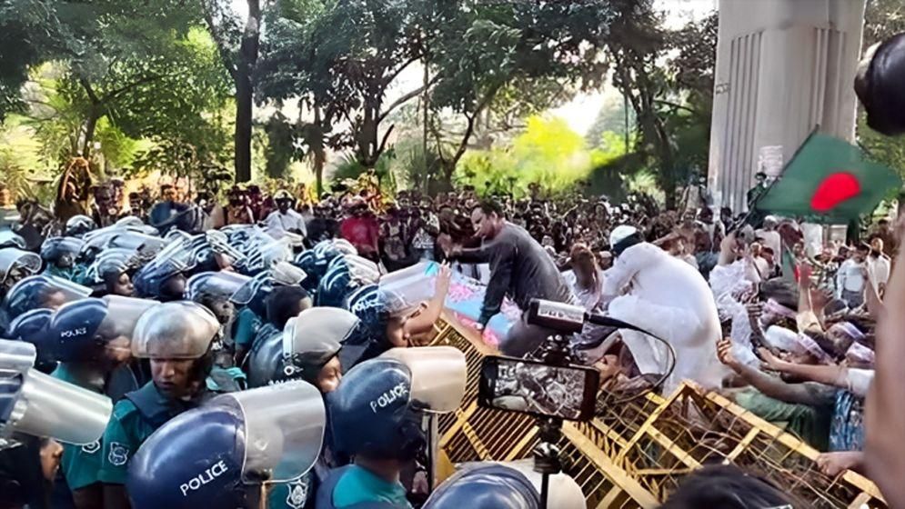 শিক্ষকদের ‘মার্চ টু সচিবালয়’ আটকে দিল পুলিশ