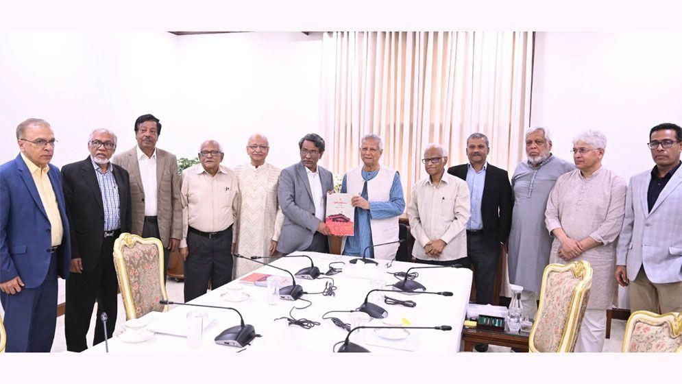 প্রধান উপদেষ্টার হাতে জুলাই সনদ বাস্তবায়নের সুপারিশ হস্তান্তর