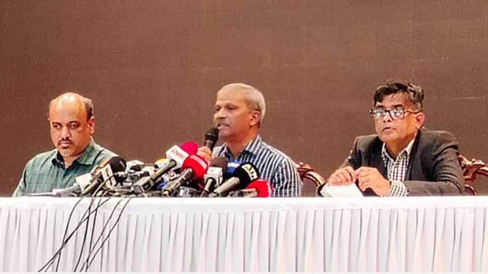 রাজনৈতিক দলগুলোর বিরোধের মধ্যে সরকার কী করবে বুঝতে পারছে না: আসিফ নজরুল