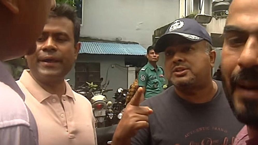 ভিডিও করায় সাংবাদিককে পুলিশ কর্মকর্তার মারধর