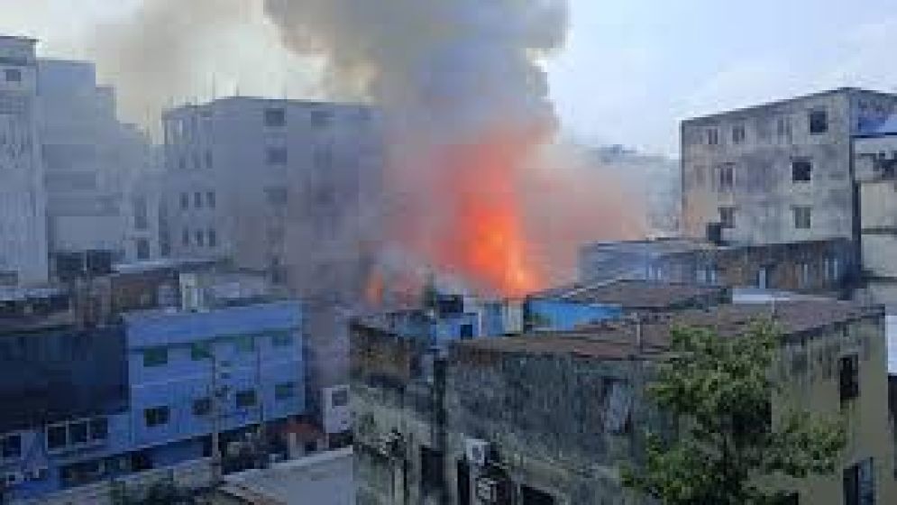রাজধানীতে পোশাক কারখানা ও রাসায়নিকের গোডাউনে আগুন লেগেছে