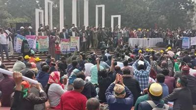 রাতেও শহীদ মিনারে আন্দোলনরত শিক্ষকরা, কর্মবিরতির ডাক