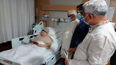 খালেদা জিয়ার হাতে জুলাই সনদ স্বাক্ষরের আমন্ত্রণপত্র তুলে দিল ঐকমত্য কমিশন