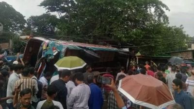 ফেনীতে নিয়ন্ত্রণ হারিয়ে বাস উল্টে পড়ল দোকানে, নিহত ৩
