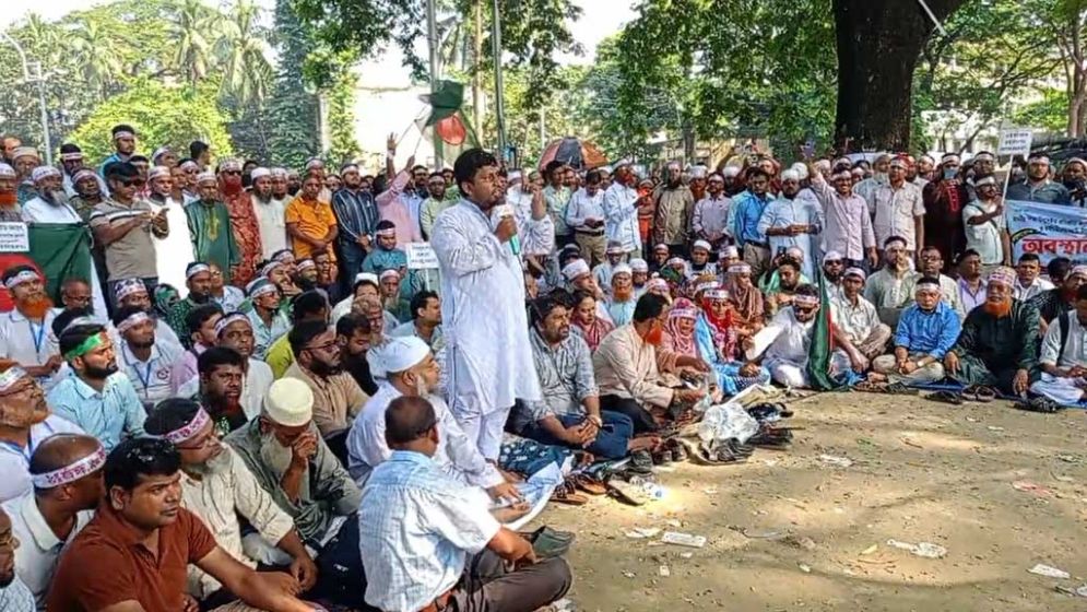 এমপিওভুক্ত শিক্ষক-কর্মচারীরা তৃতীয় দিনে শহীদ মিনারে