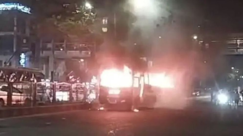 ধানমন্ডিতে ল্যাবএইড হাসপাতালের সামনে বাসে আগুন