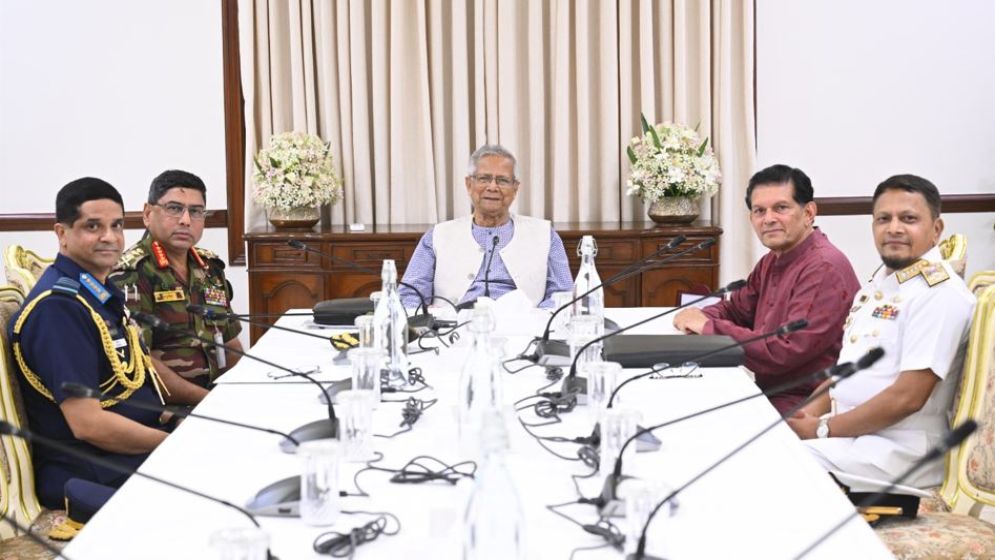 প্রধান উপদেষ্টার সঙ্গে তিন বাহিনীর প্রধানের সাক্ষাৎ, নির্বাচন প্রস্তুতি নিয়ে আলোচনা