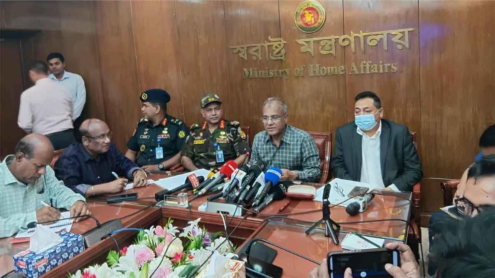 রাস্তার পাশে জ্বালানি তেল বিক্রি সাময়িক বন্ধ থাকবে: স্বরাষ্ট্র উপদেষ্টা