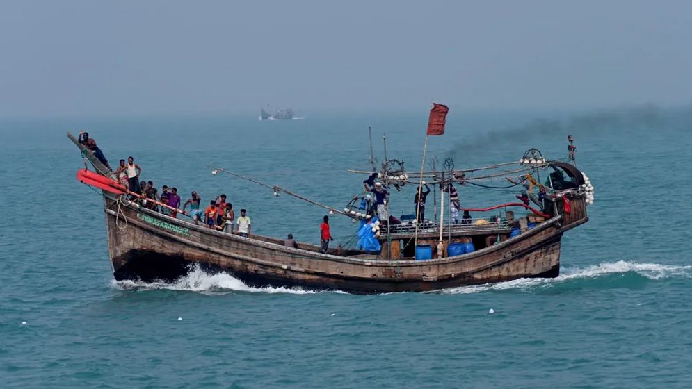২৮ জেলে-মাঝিসহ ট্রলার নিয়ে গেছে ভারতীয় কোস্টগার্ড