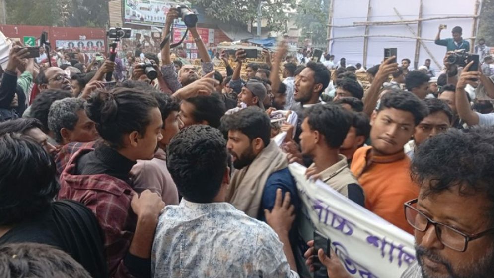 শাহবাগে ‘গানের আর্তনাদ’ অনুষ্ঠানে ‘জুলাই মঞ্চের’ হামলা