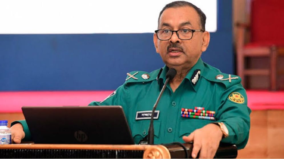 গাড়িতে আগুন ও ককটেল নিক্ষেপকারীকে গুলির নির্দেশ দিলেন ডিএমপি কমিশনার