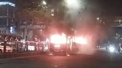 ধানমন্ডিতে ল্যাবএইড হাসপাতালের সামনে বাসে আগুন