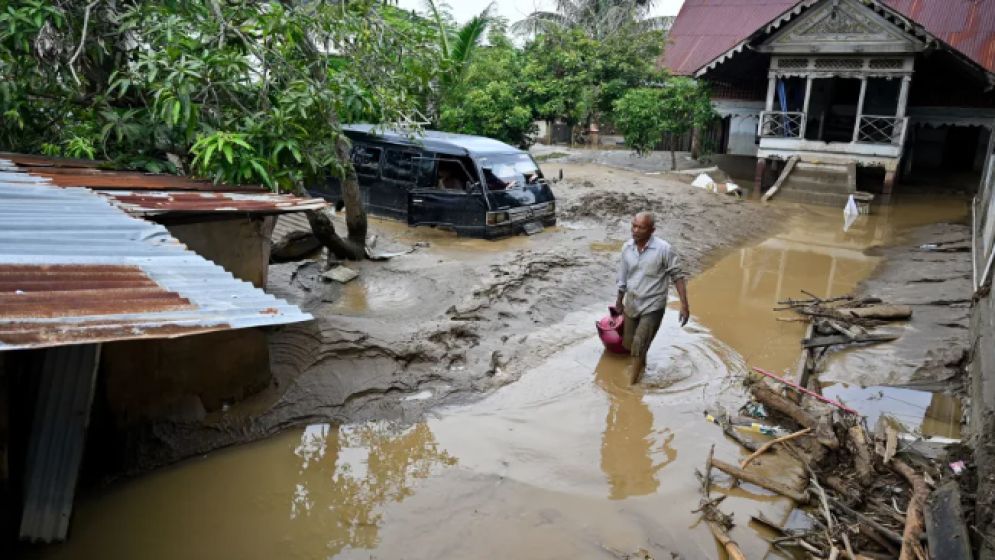 প্রচণ্ড বৃষ্টিতে ডুবে যাচ্ছে দক্ষিণ-পূর্ব এশিয়া, প্রাণহানি ছাড়িয়েছে ৯০০