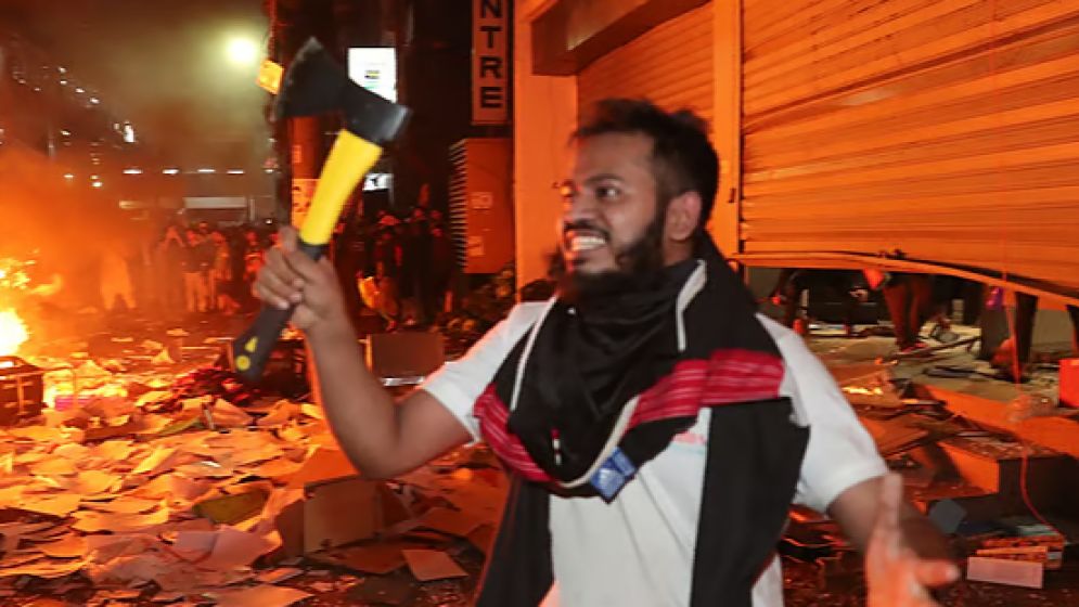 প্রথম আলোয় হামলার সময় কুড়াল হাতে সেই যুবকসহ গ্রেপ্তার আরও ১০ জন
