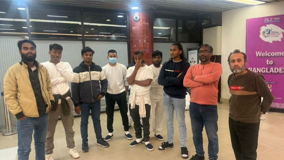 আরও ৩১ বাংলাদেশিকে হাতে  হ্যান্ডকাফ ও শরীরে শেকল পরিয়ে ফেরত পাঠালো যুক্তরাষ্ট্র