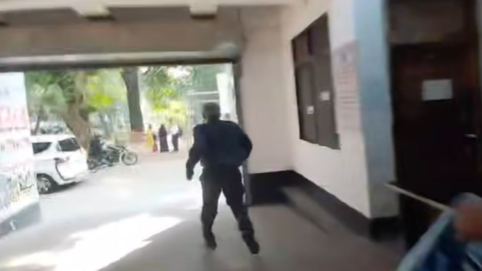ঢাবি শিক্ষক দৌড়ে পালালেন ডাকসু নেতার ধাওয়া খেয়ে