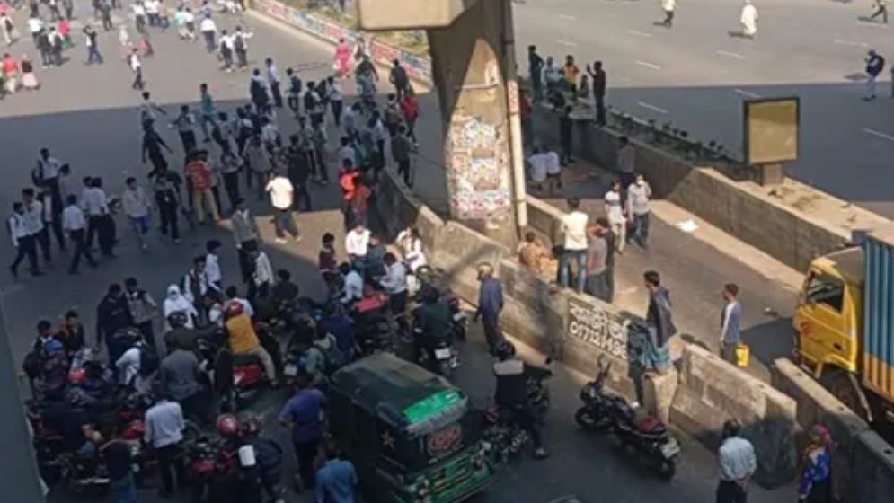 ফার্মগেট এলাকায় তেজগাঁও কলেজের শিক্ষার্থীদের সড়ক অবরোধ