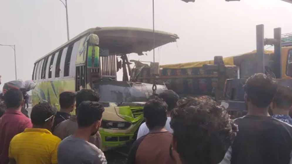 শিবচরে বাস-ট্রাক সংঘর্ষে প্রাণ গেল ৩ জনের