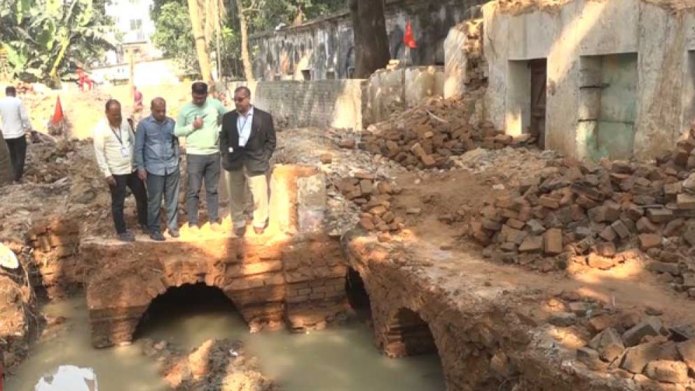 পুরনো বাড়ি ভাঙতে গিয়ে মিলল সুড়ঙ্গ